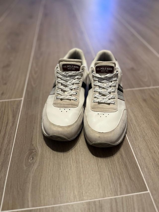 Zapatillas deportivas beige y blancas