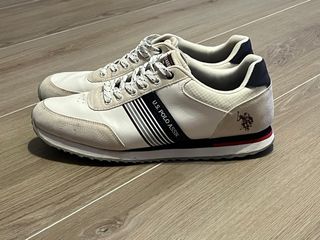 Zapatillas deportivas beige y blancas