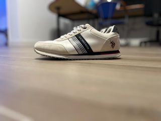 Zapatillas deportivas beige y blancas