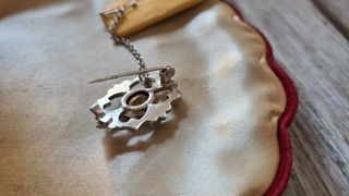 Spilla vintage con cristallo azzurro e marcassiti