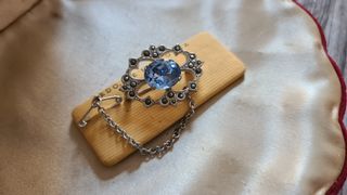 Spilla vintage con cristallo azzurro e marcassiti