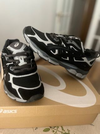 Zapatillas Asics Negras y Grises