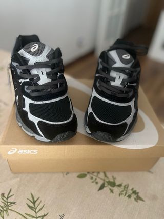 Zapatillas Asics Negras y Grises