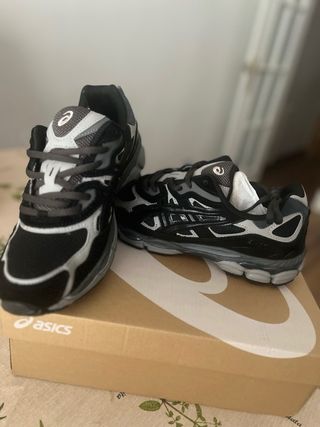Zapatillas Asics Negras y Grises