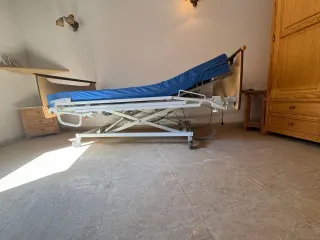 Cama articulada con colchón anti-llagas