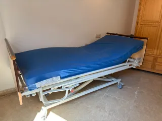 Cama articulada con colchón anti-llagas