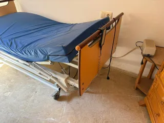 Cama articulada con colchón anti-llagas