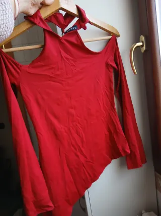 Top rosso con decorazioni
