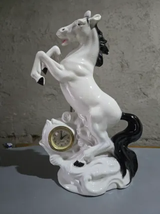 Soprammobile cavallo in ceramica con orologio