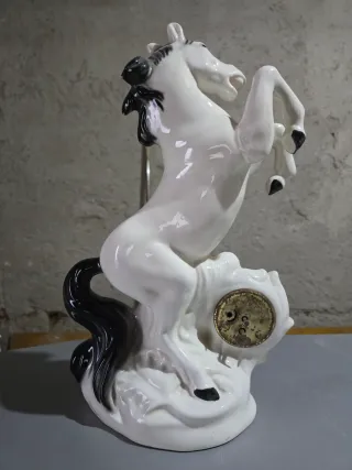 Soprammobile cavallo in ceramica con orologio