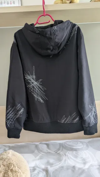 Cazadora hombre negra con detalles blancos