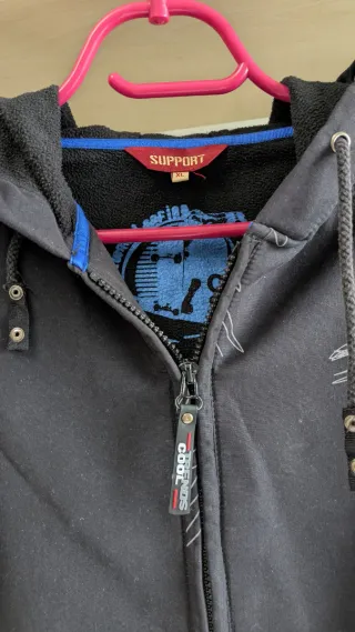 Cazadora hombre negra con detalles blancos