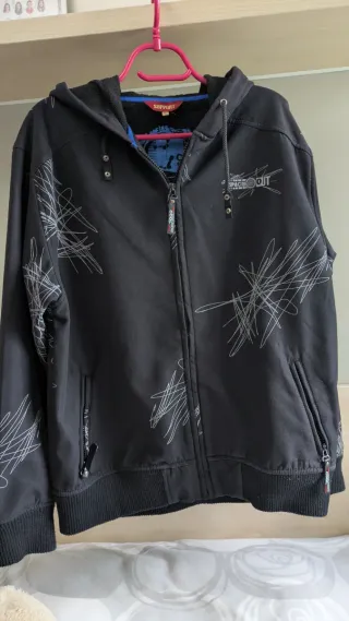 Cazadora hombre negra con detalles blancos