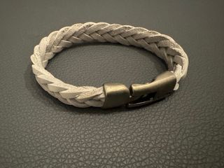 Pulsera artesanal cuero trenzado cierre metal
