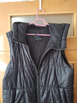 Chaleco acolchado sin mangas marca Di Bye negro