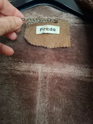 Chaqueta de invierno color nude. Marca Fredo.