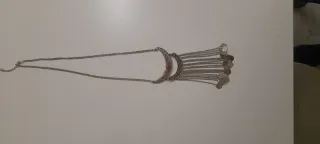 Colgante plateado con detalle rojo