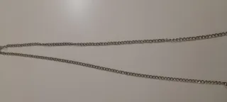 Colgante plateado con detalle rojo