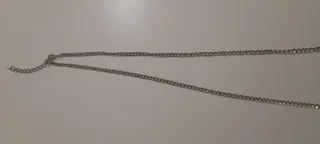 Colgante plateado con detalle rojo