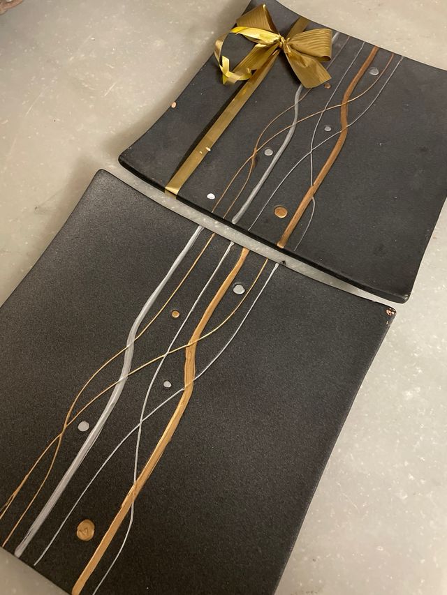 2 Bandejas decorativas negras con detalles dorados