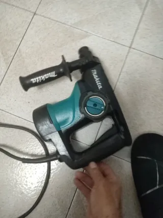 Martillo Percutor Makita HR2810