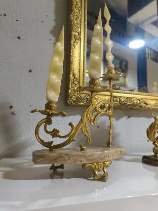 Espejo con marco dorado