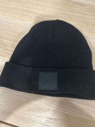 Gorro negro con parche