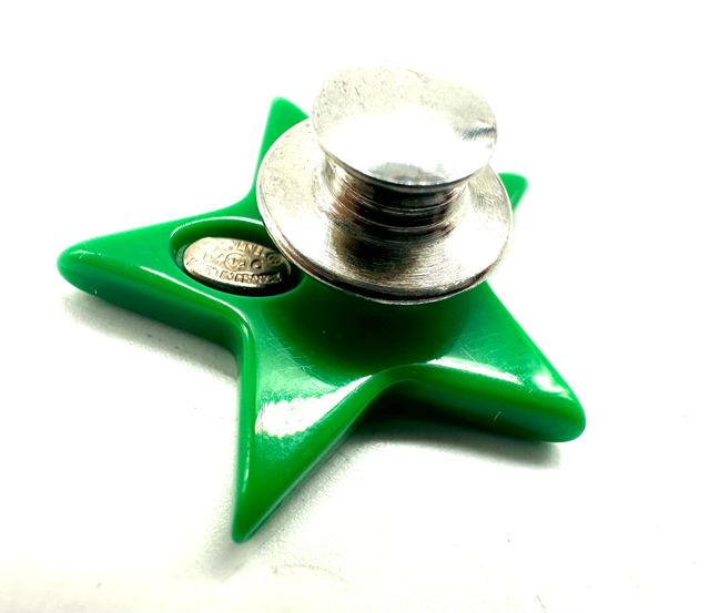 Pin Chanel Estrella Verde