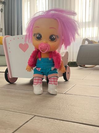 Bebé Llorón con pelo rosa y chupete + carito