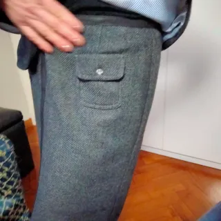 Tailleur donna grigio con finiture nere veste una