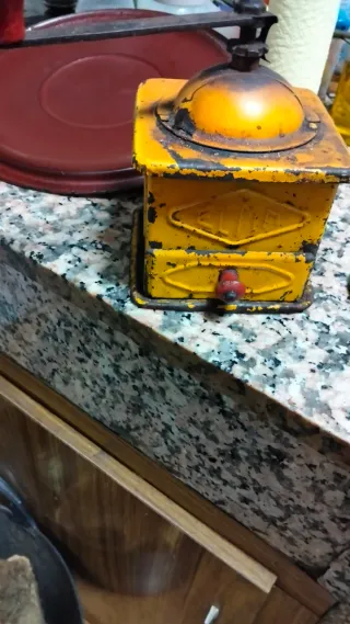 Molinillo de café antiguo amarillo