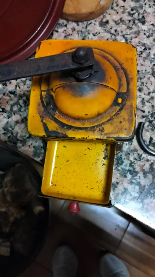Molinillo de café antiguo amarillo