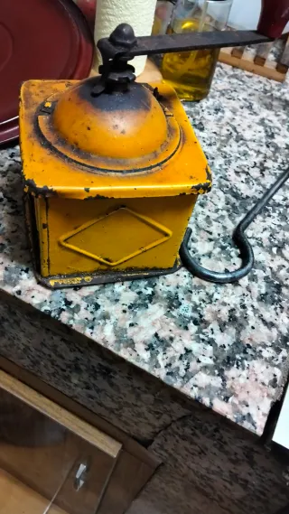Molinillo de café antiguo amarillo