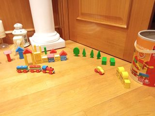 Bloques de construcción y tren infantil