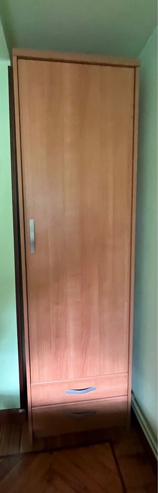 Armario de madera marrón
