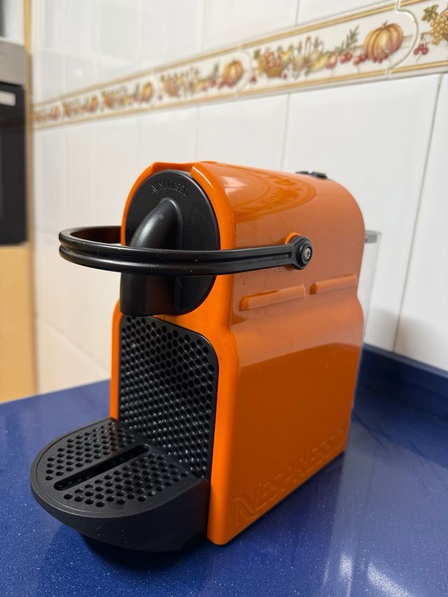 Cafetera Nespresso DeLonghi Naranja