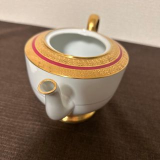 Tetera de porcelana dorada