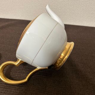 Tetera de porcelana dorada