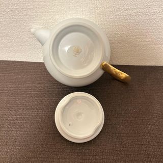 Tetera de porcelana dorada