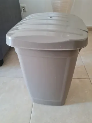 Cubo de basura gris como nuevo