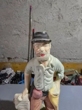 Soprammobile uomo con barba e cappello