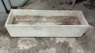 Jardinera de piedra blanca