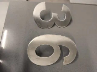 Números plateados para puerta 3 y 6