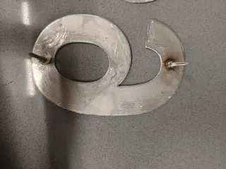 Números plateados para puerta 3 y 6