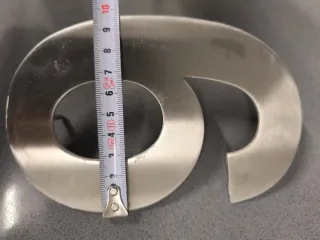 Números plateados para puerta 3 y 6