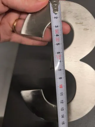 Números plateados para puerta 3 y 6