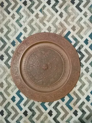 Antichi piatti di rame decorati