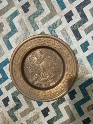 Antichi piatti di rame decorati