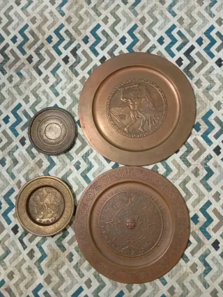 Antichi piatti di rame decorati