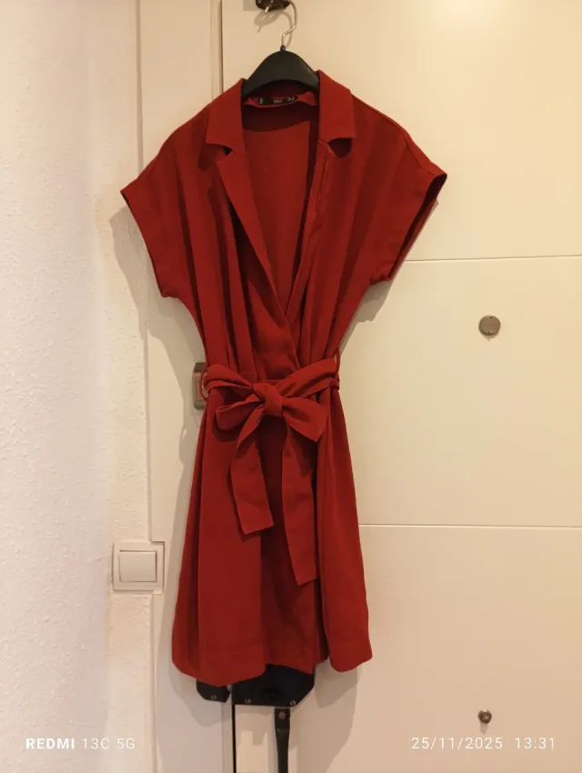 Mono corto rojo con cinturón